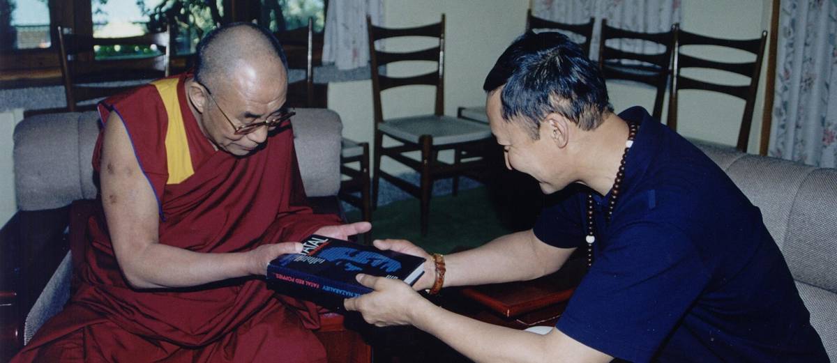 Визит в Его Святейшеству Далай-ламе XIV и вручение книги «Fatal Red Poppies»