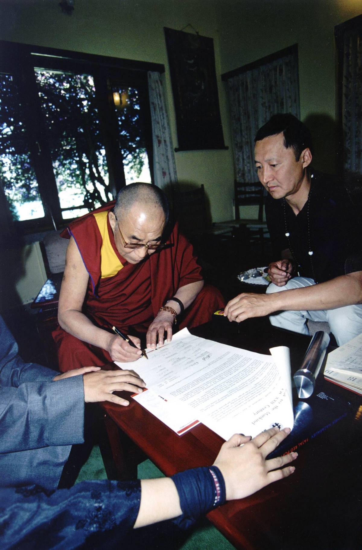 Далай-лама XIV подписывает обращение к человечеству 22 века